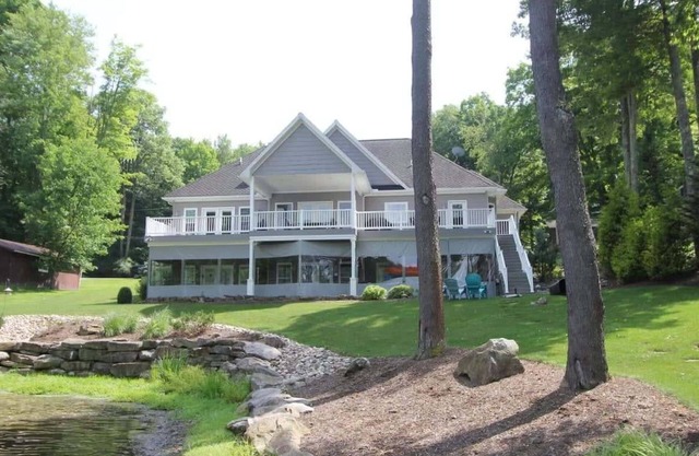 Over 4800+ sqft. Lakefront Retreat-Sleeps 13