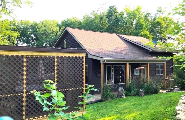 Overlooking Mississippi River with year 'round outdoor hot tub - Woodview Lodge