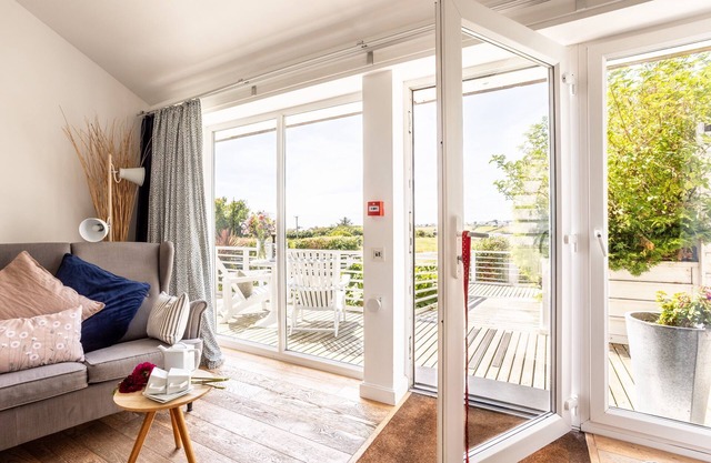 Owain's Lake View: holiday apartment with lake views