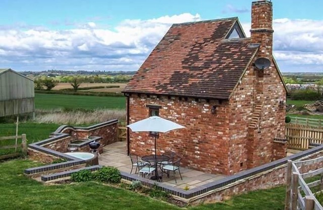 OWL COTTAGE, pet friendly, with hot tub in Napton-On-The-Hill