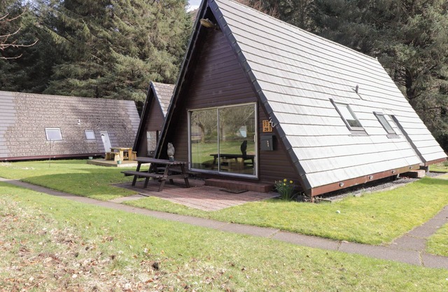 OWL LODGE, pet friendly, with a garden in Invergarry