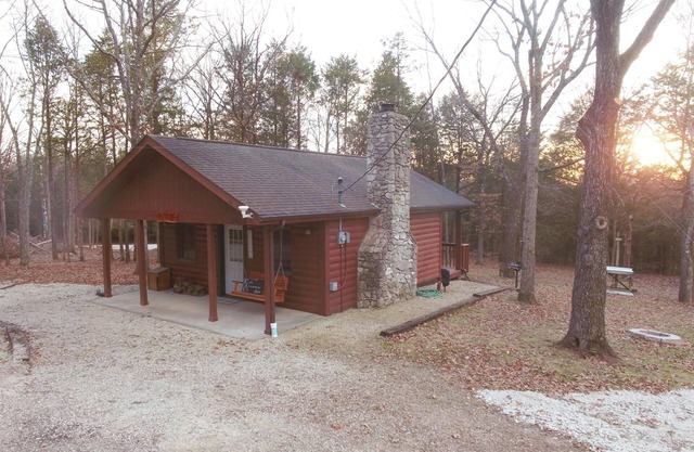 Owls Nest cabin with hot tub near Pomme de Terre lake!