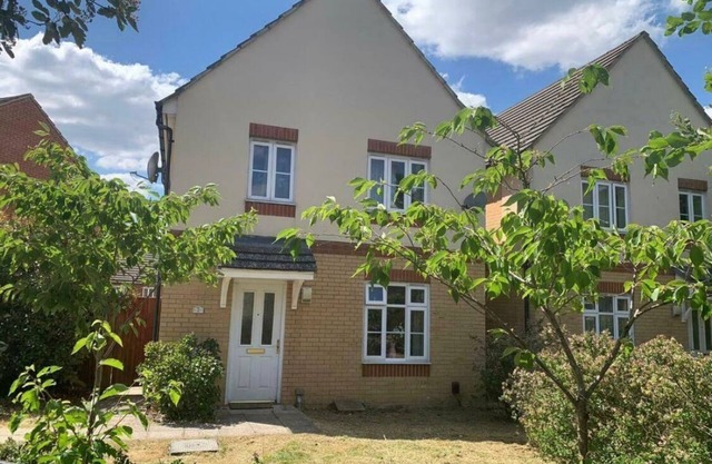 Oxford four beds family and pets friendly home with driveway parking