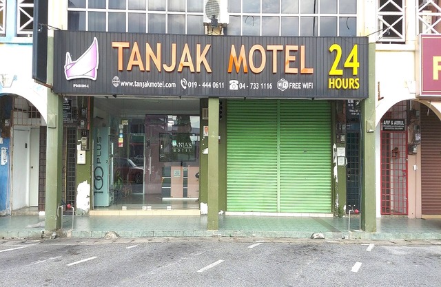 OYO 90937 Tanjak Hotel