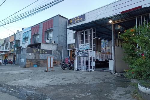 OYO 93485 Hotel Kenzie Sentani
