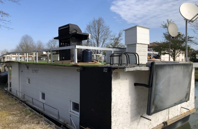 Péniche à quai avec terrassennProche du cloitre de MOISSACn