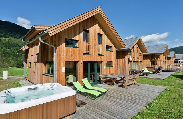 Pleasant chalet with whirlpool