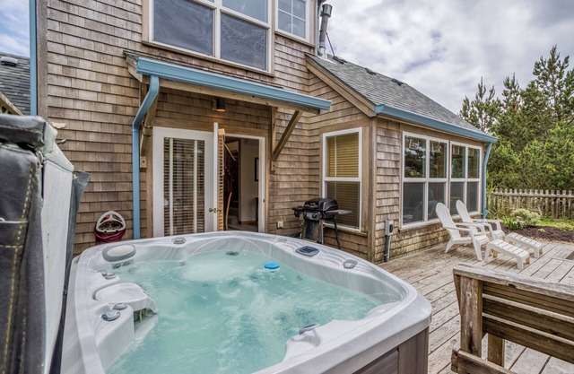 Pacific City Beauty has Large Deck, Hot Tub, Spacious Bedrooms, Near Beach!