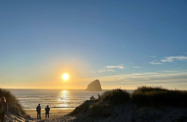 Pacific City Serenity: Private Path to Beach