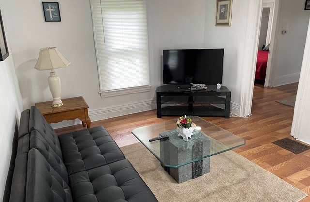 Pacific Vacation Home Niagara Falls 3BR 2BA Private Backyard