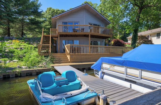 Paddler's Paradise Lakefront Comes With Pontoon