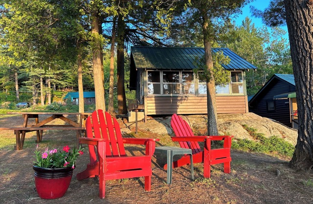 Paddler's Rest Lakeside Cabins and Hotel
