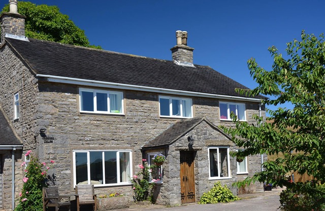 PADDOCK HOUSE, pet friendly, with open fire in Ilam, Staffordshire