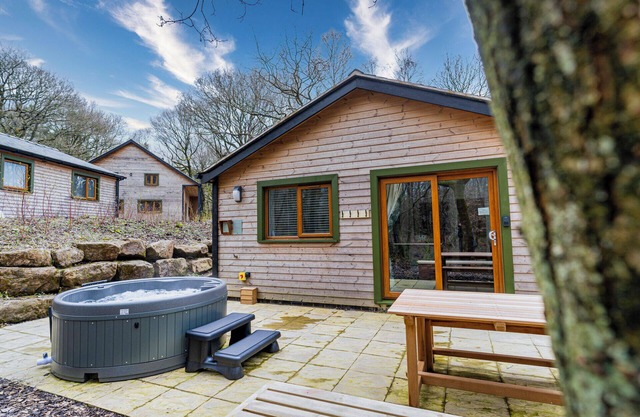 Padley; woodland lodge for 2-4 with hot tub, BBQ, near Alton Towers.