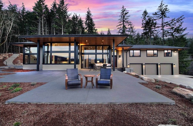 'Pahto's Retreat' Luxe White Salmon Home: Hot Tub