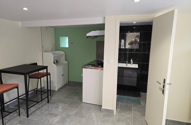 Paisible Studio. Proche de Tout Commerces, Services et Transports