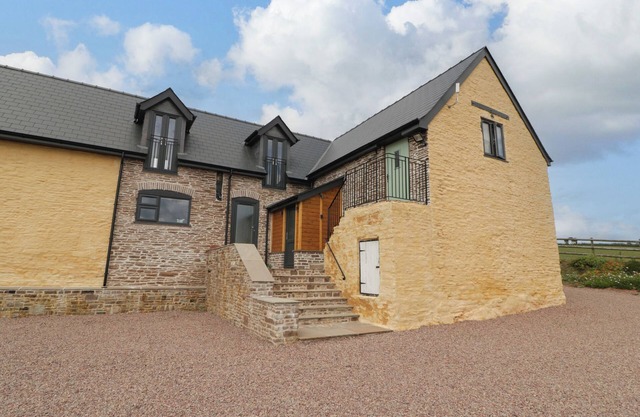PALACE FARMHOUSE, pet friendly, with a garden in St Weonards
