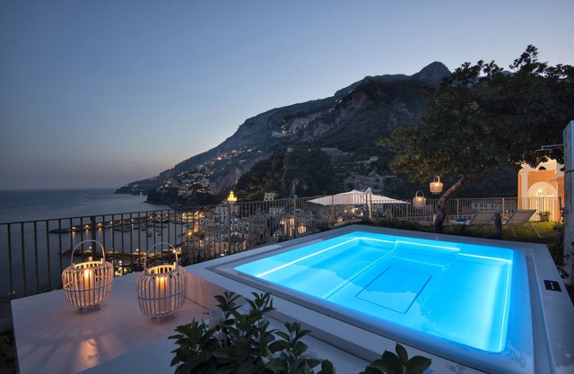 Palazzo della Storia with Sea View, Jacuzzi, Terraces, Breakfast and Aircon