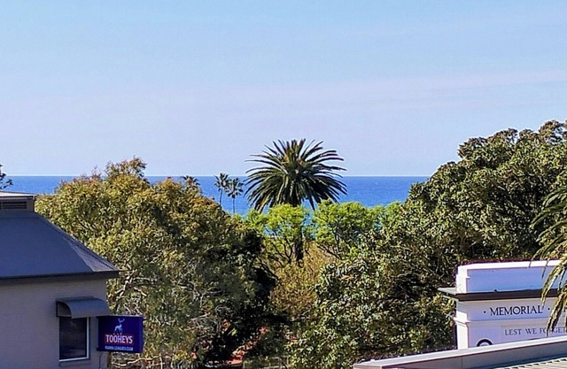 Palm Terrace Kiama-Alfresco dine on huge terrace.nWalk to cafes, bars and shops.