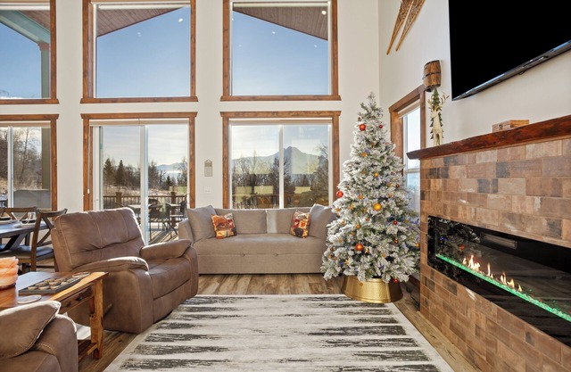 Palmer's Hidden Luxury Mountain Getaway, Now with Hot Tub!