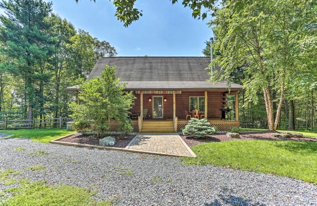 Palmerton Cabin with Game Room about 5 Mi to Blue Mtn