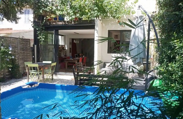 Palmier, Bambous et Petite Piscine au Centre Ville
