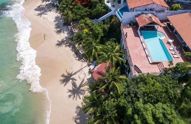 Pan039 - Beachfront villa with pool on Contadora Island