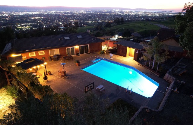 Panorama of Silicon Valley, minutes from everything, large private yard and pool