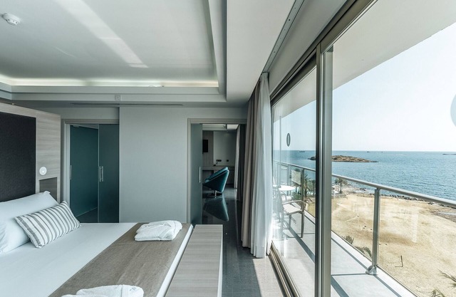 Panoramic balcony views, double whirlpool bathtub in Life suite at Ibiza Twins