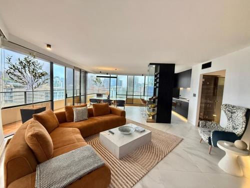 Panoramic City Views! - Large Luxury 2 Bedroom Apartment