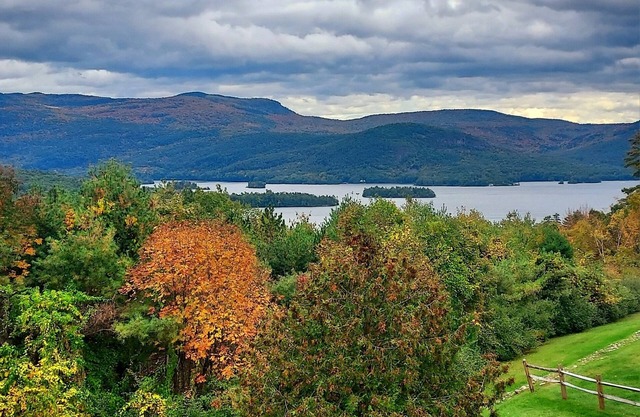 Panoramic Lakeviews, come enjoy any season. Bolton Landing-2 minutes from Town!