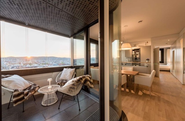 Panoramic suite with view over Vienna, Wi-Fi and parking garage