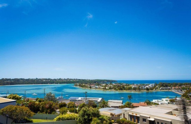 Panoramic Townhouses By Lisa 3 bedroom pet friendly apartment.