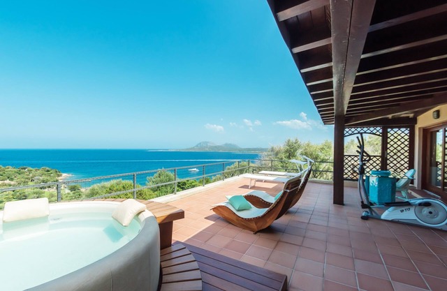 Panoramic Villa near private equipped beach