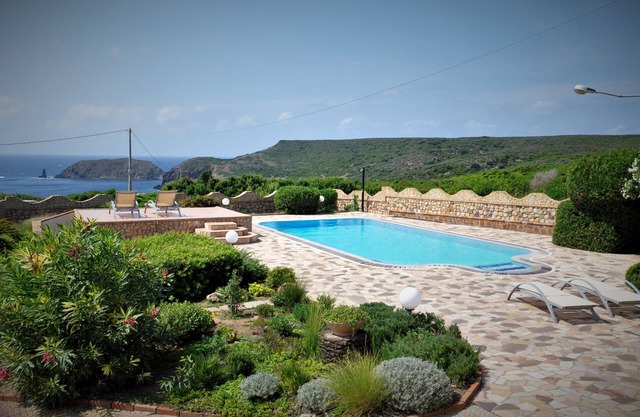 Panoramic villa with swimming pool, facing the sea