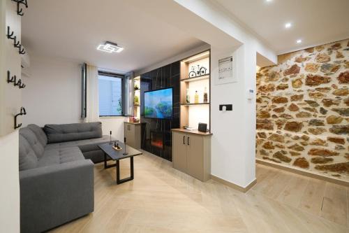 Panos City Apartment - Private parking for motorcycles