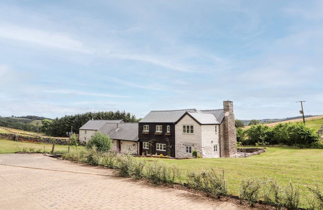 PANT DAFYDD GOCH, pet friendly, with open fire in Llangollen