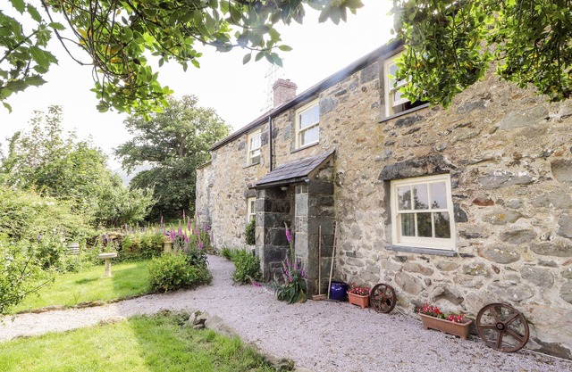 PANT YR IWRCH, pet friendly, with open fire in Llanbedr Y Cennin