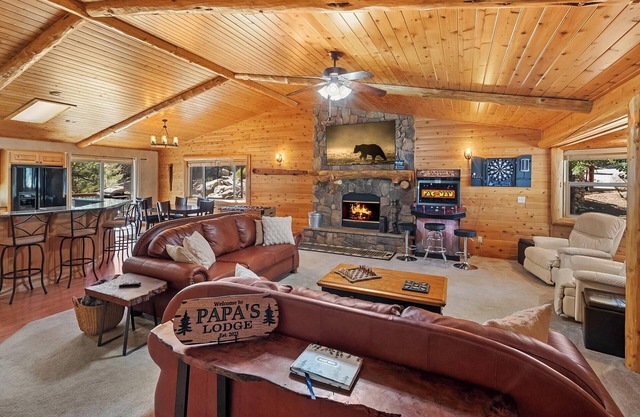 Papas's Lodge By Destination Big Bear:Pet Friendly! Close to the Lake! Central A/C! 2 En-Suite Bedrooms! Hot Tub!