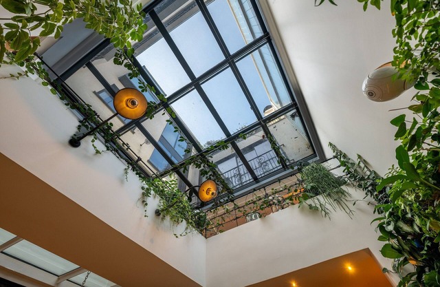 Par056 - Opulent townhouse with rooftop