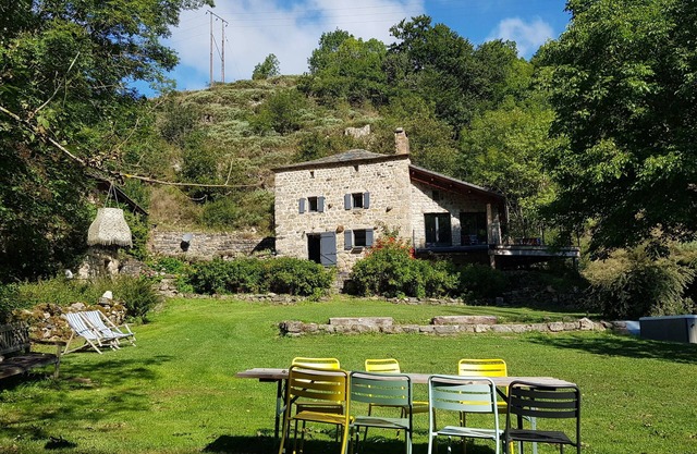 Paradis Familial en Ardèche Avec Rivière, Jacuzzi et Sauna, au Grand Calme