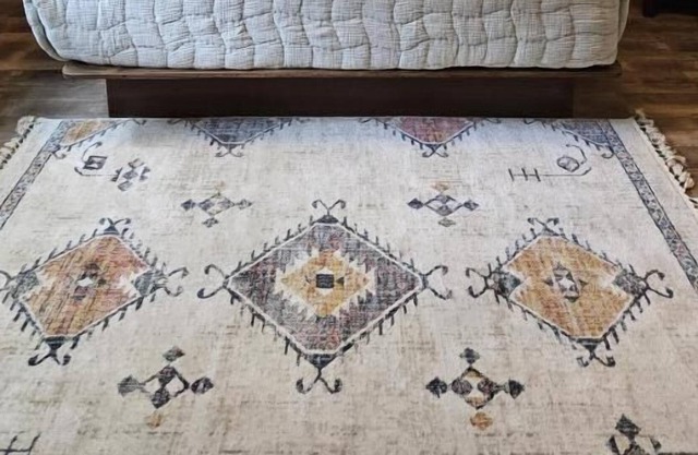 Paradise Found! Heated Pool, Onsite Parking, Close to Gardiner Downtown