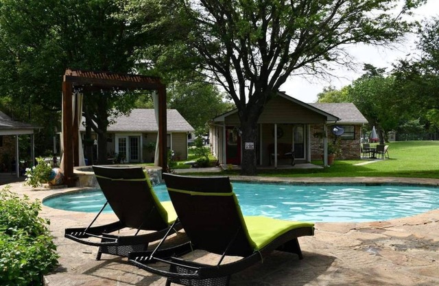Paradise in the country w/Pool & hot tub! Unplug & Recharge. Pet friendly
