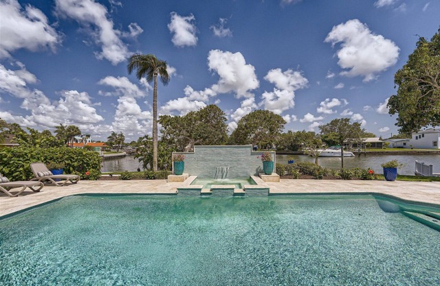 Paradise Living on a Stunning Waterfront Home. Minutes from Belleair Beach.