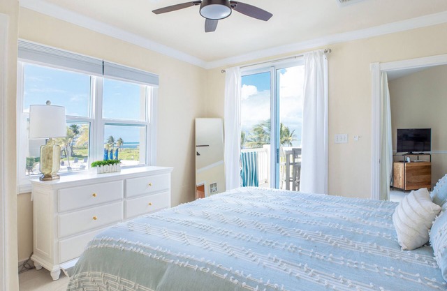 Paradise Point Ocean and Pool View 2 king beds