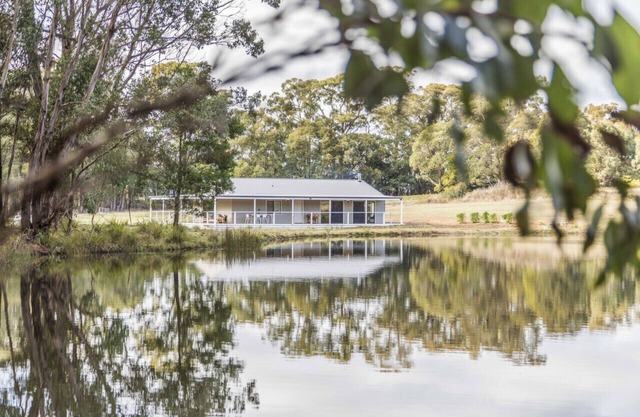 Paradise Valley Cottage and Lake in Spring Hill