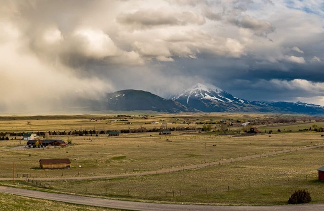 Paradise Valley with Yellowstone River Fishing Access