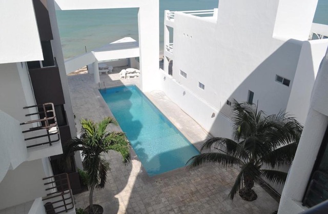 Paradisiac apartment facing the sea