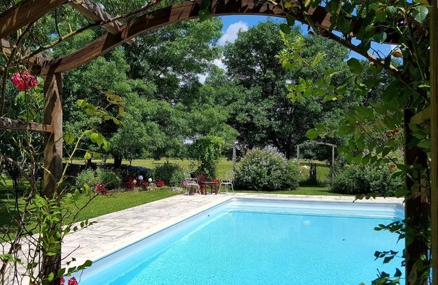 Pardaillan cottage in the countryside between Eymet and Duras, sleeps 2