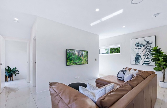 Park Avenue Luxe Chic Townhouse Sleeps 9, Carpark